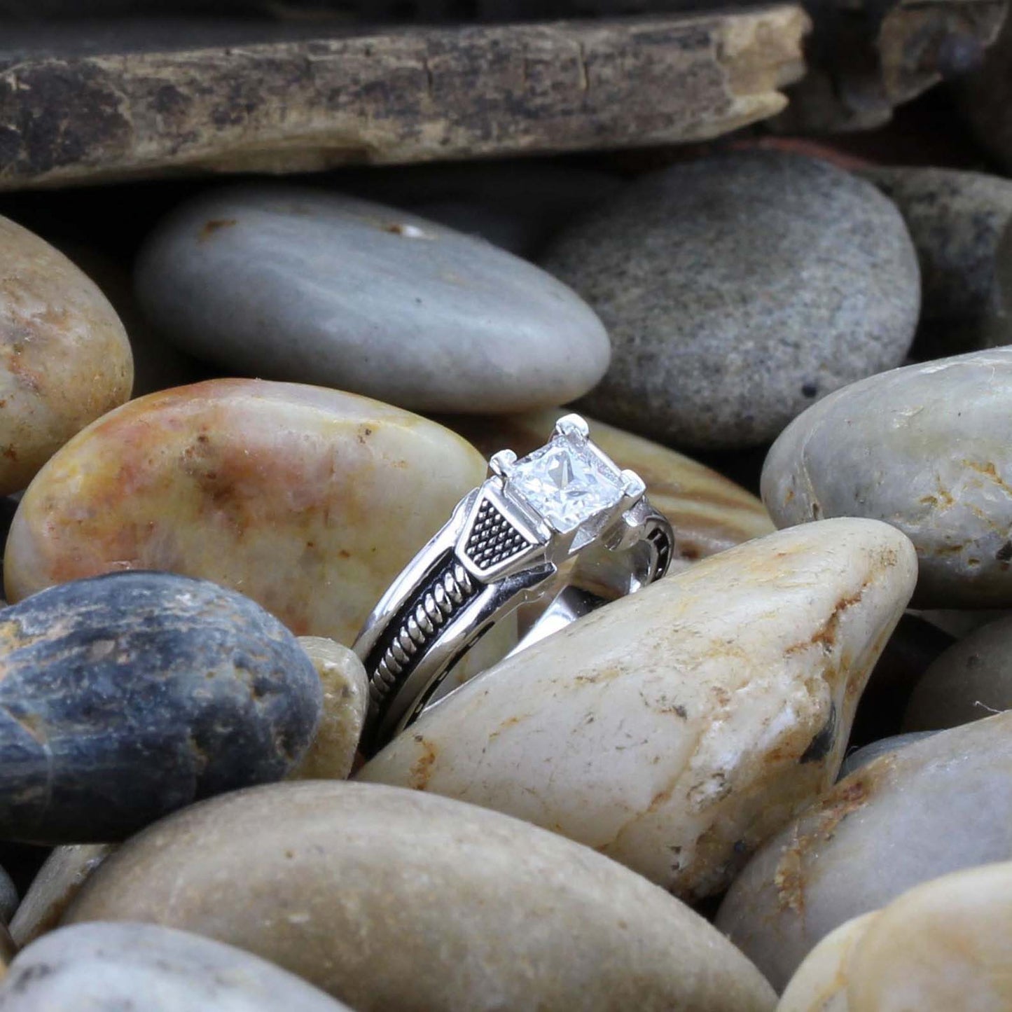 Montana Silversmiths Single Stone Horseshoe Nail Ring