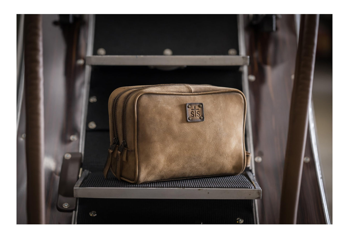 STS Ranchwear Men's Foreman Full-Grain Leather Toiletry Travel Shave Kit with Double Zip Closure, STS-31392, Veg-Tan